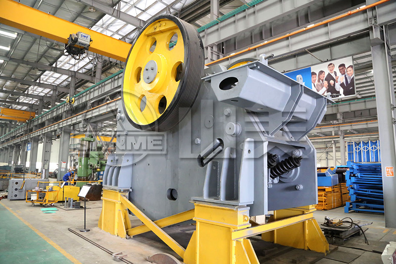顎式破碎機(jī)工作中出現(xiàn)卡料、不下料是什么原因